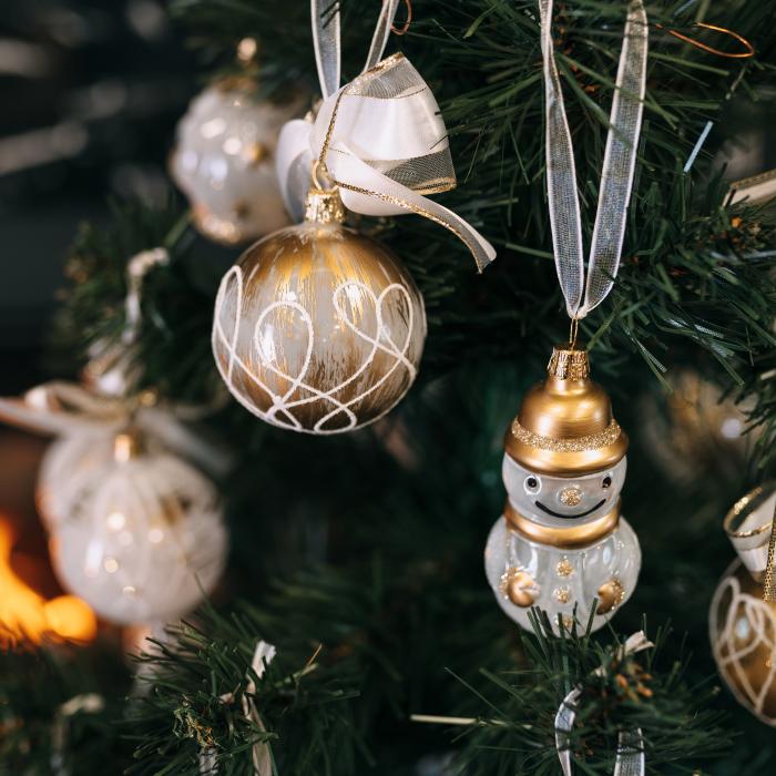 Sklenené vianočné ozdoby bielo-zlatá sada Santa a snehuliak, 4ks