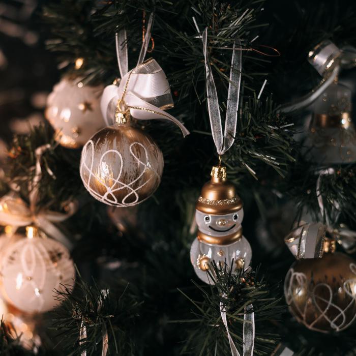 Sklenené vianočné ozdoby bielo-zlaté - Zlaté gule s bielou špirálou, 6 ks