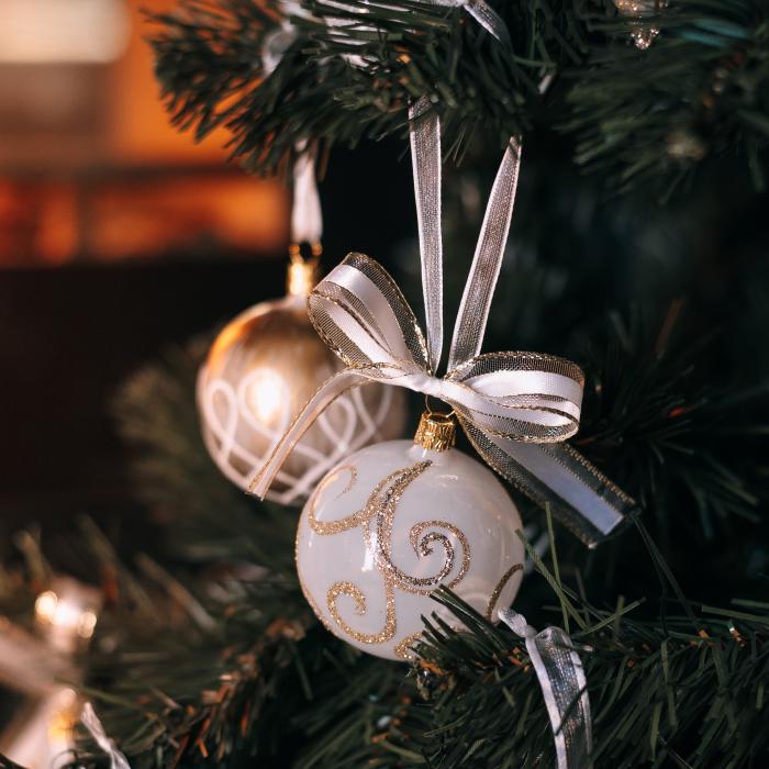 Sklenené vianočné ozdoby bielo-zlaté - Zlaté gule s bielou špirálou, 6 ks