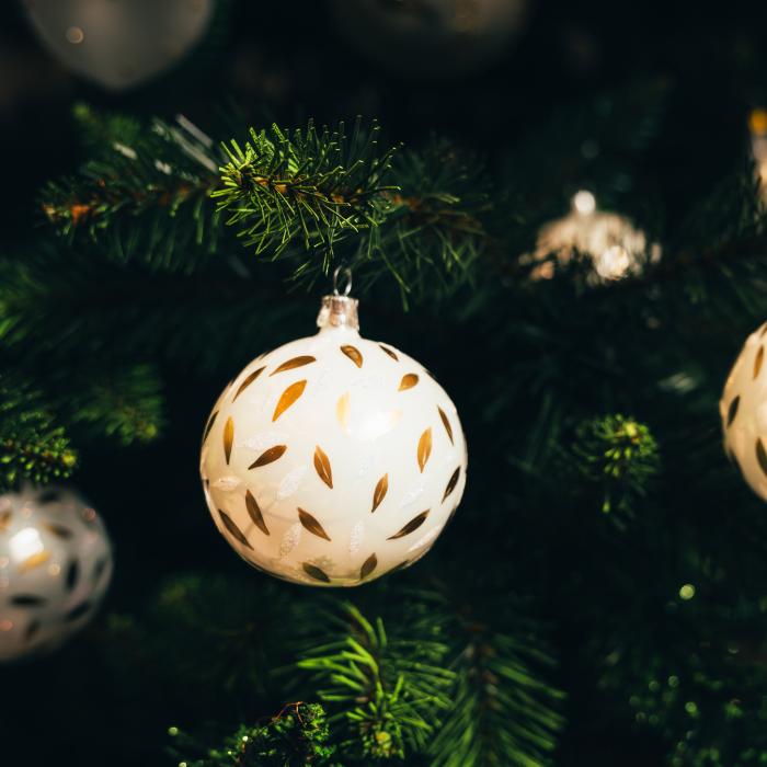 Sklenené vianočné ozdoby bielo-zlatá sada - Slzy, 4 ks