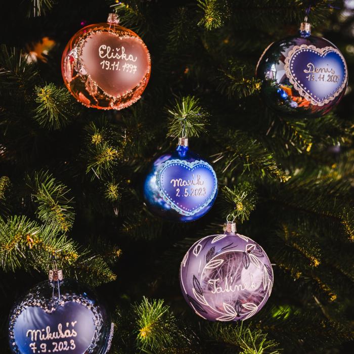 Vianočná sklenená ozdoba s menom / textom - dieťa so srdcom, 8 cm - modrá, 1 ks