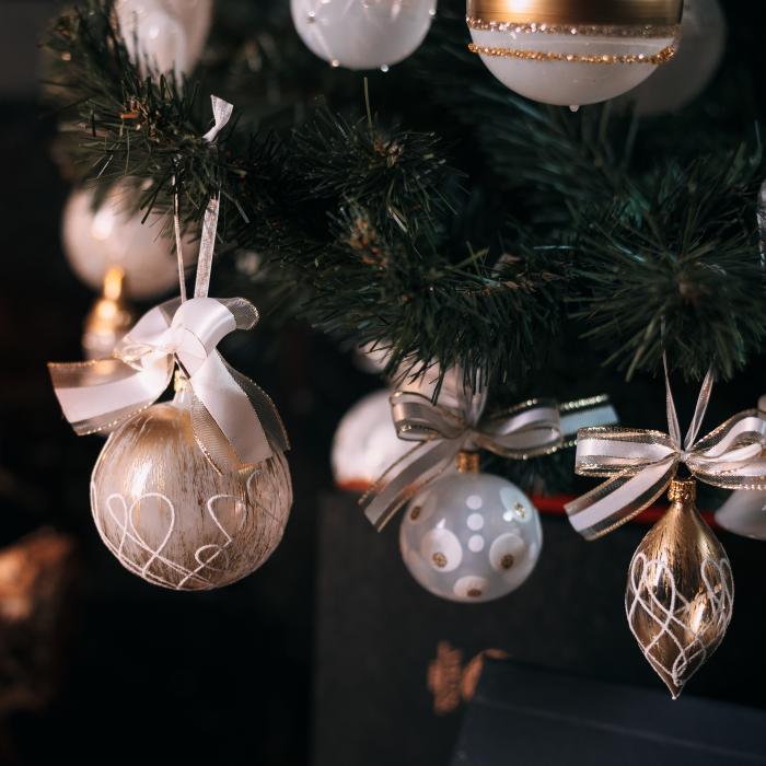 Sklenené vianočné ozdoby bielo-zlatá sada - Zlatý zvon, 4 ks