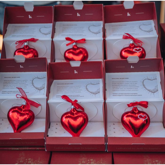 Srdce v srdci - červené semišové srdce s bielym srdcom