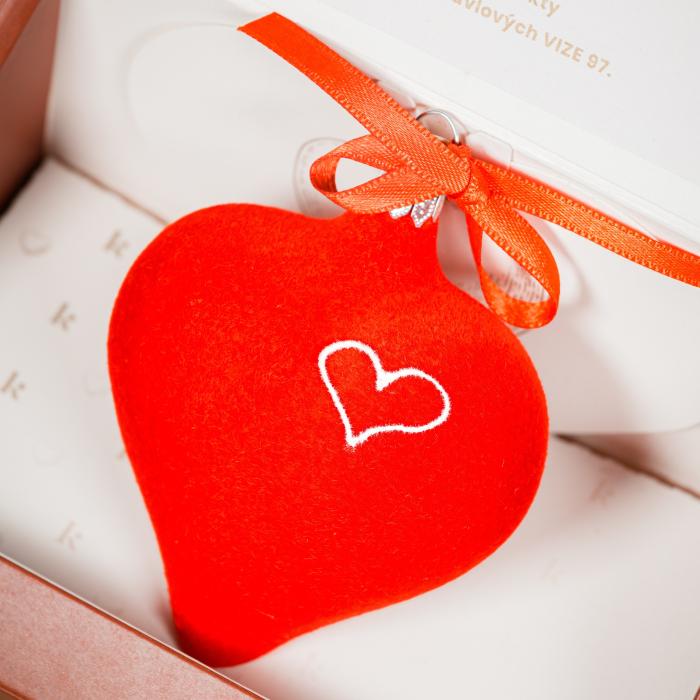 Srdce v srdci - červené semišové srdce s bielym srdcom
