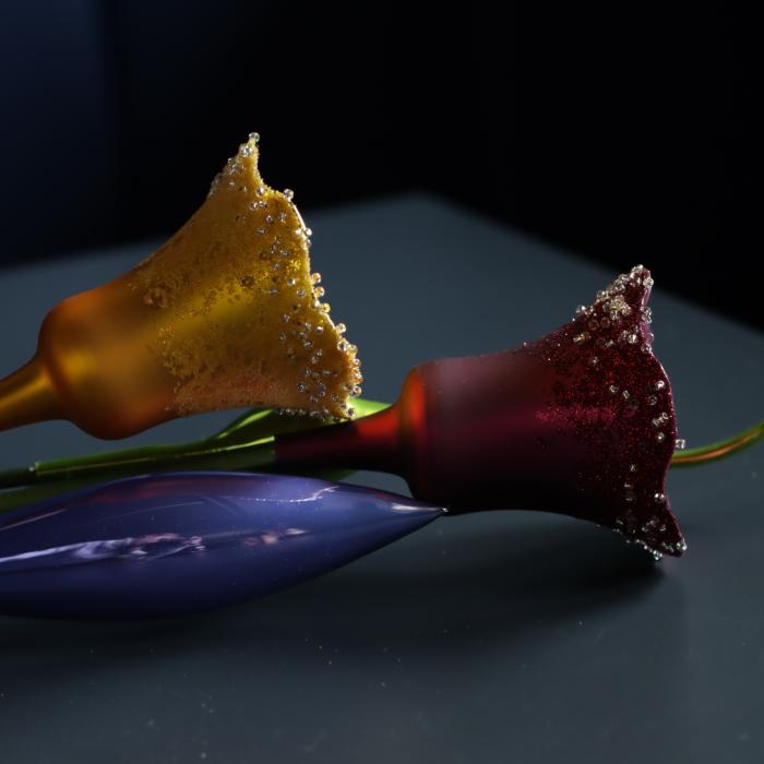 Sklenená fúkaná ozdoba fialová ľalia