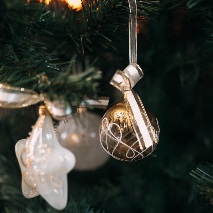 Sklenené vianočné ozdoby bielo-zlatá sada - Olivy so zlatom, gule s bronzom, 12 ks