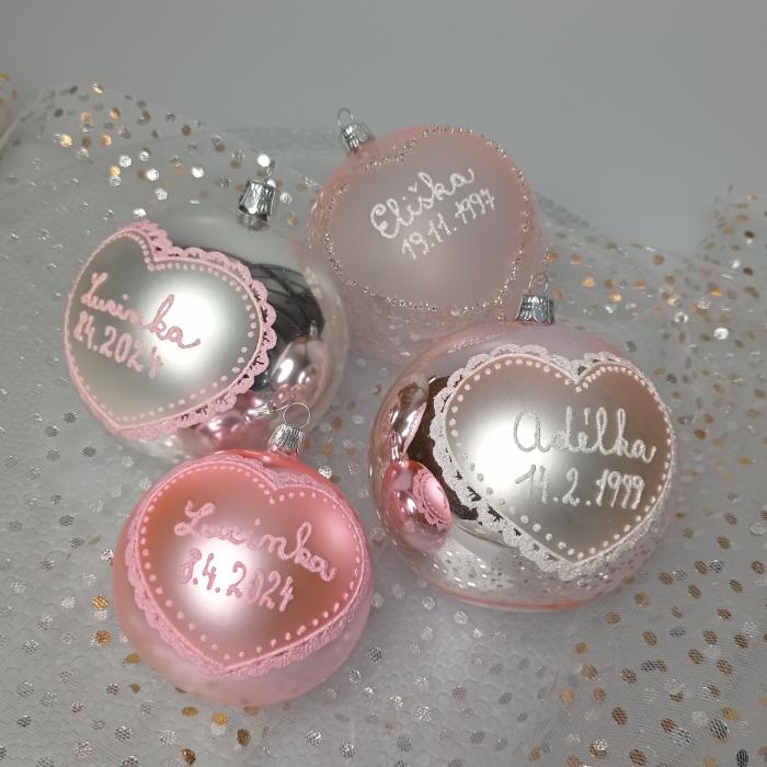 Vianočná sklenená ozdoba s menom / textom - dieťa so srdcom, 8 cm - žltá, 1 ks